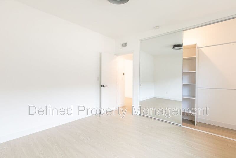Los Angeles Condo: 6133 Eleanor Ave
