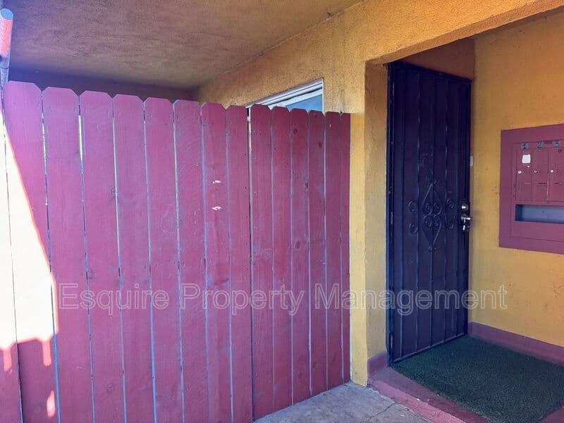 OXNARD Condo: 2070 N. VENTURA RD
