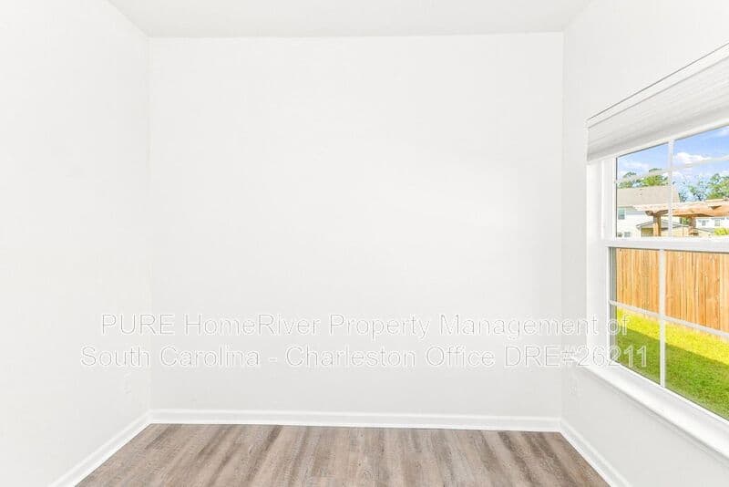 Goose Creek House: 105 Sequoia Ln