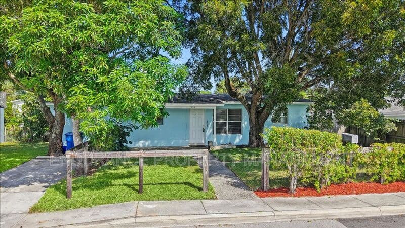 Riviera Beach House: 1130 W 23rd Street