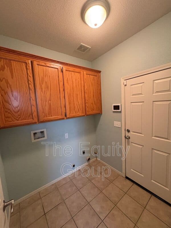 Visalia House: 2643 West Oakridge Ave