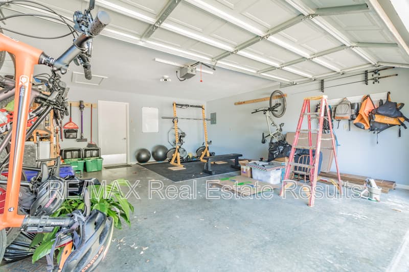 Fayetteville House: 2549 E Lancer St