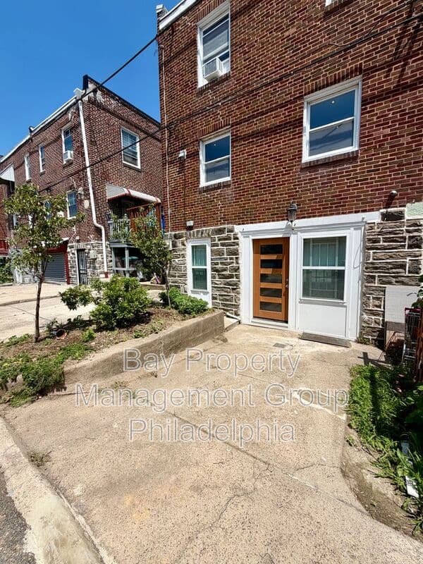 Upper Darby House: 216 Glencoe Rd