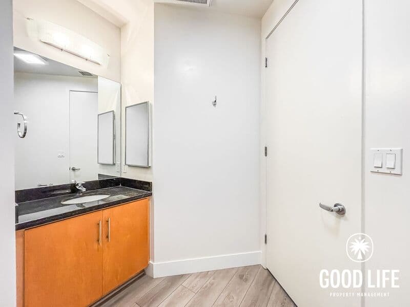 San Diego Condo: 527 10th Ave