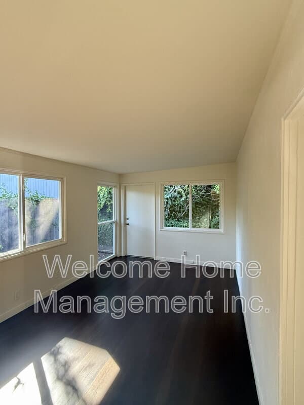 Oakland House: 5810 Estates Drive