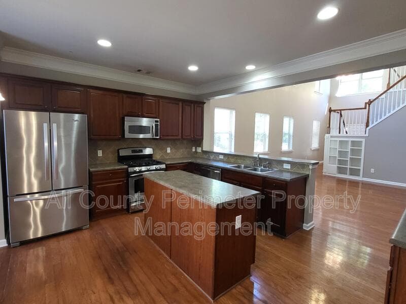 Acworth House: 915 Silver Lake Dr