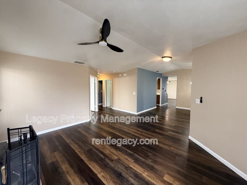 Sacramento House: 8609 Oakbank Way