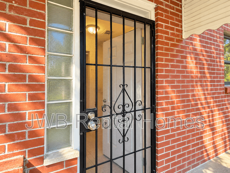 Jacksonville House: 2744 Broadway Ave