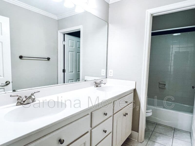 Simpsonville House: 702 Carriage Hill Road