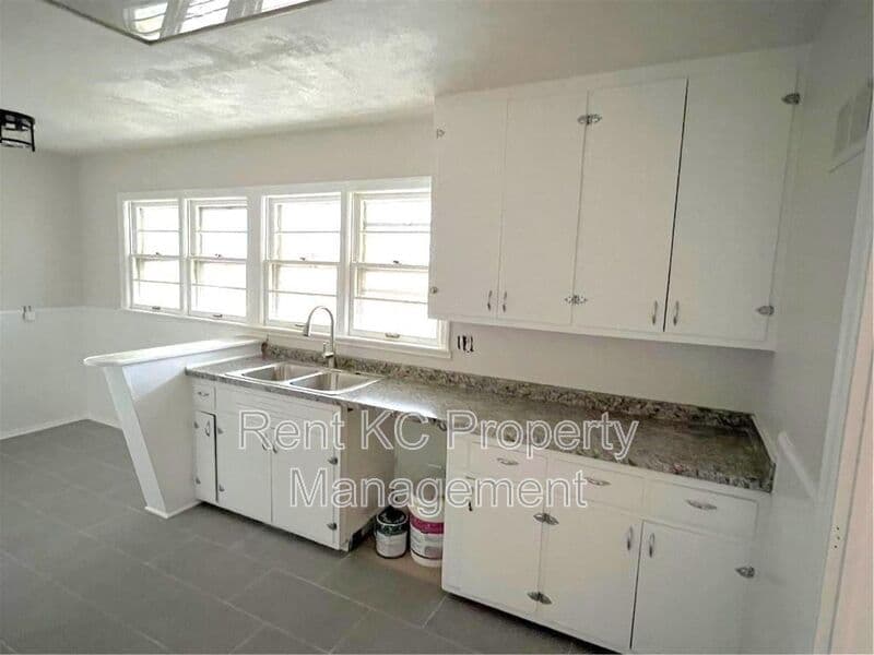 Kansas City House: 800 E 75th Terrace