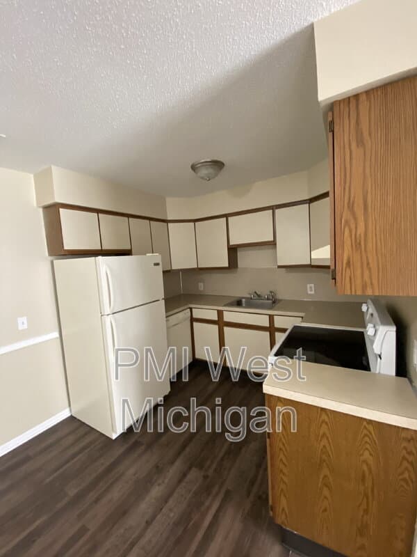 Grand Rapids Townhome: 6065 In The Pines Dr SE