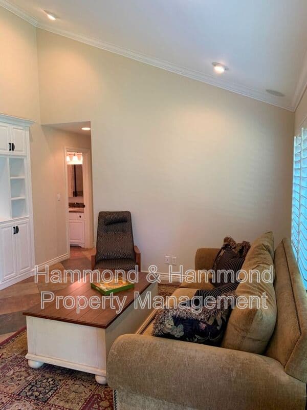 West Hills House: 22741 Bassett St.