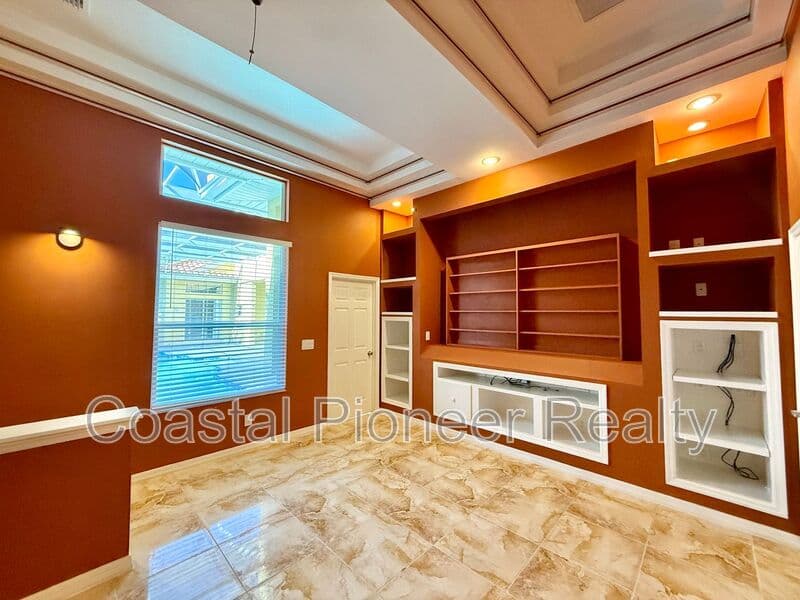 Largo House: 10334 Longwood Dr