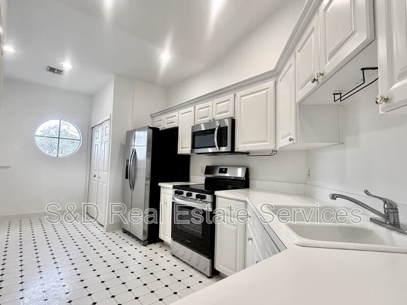 Lakeland Condo: 447 Enclave Place