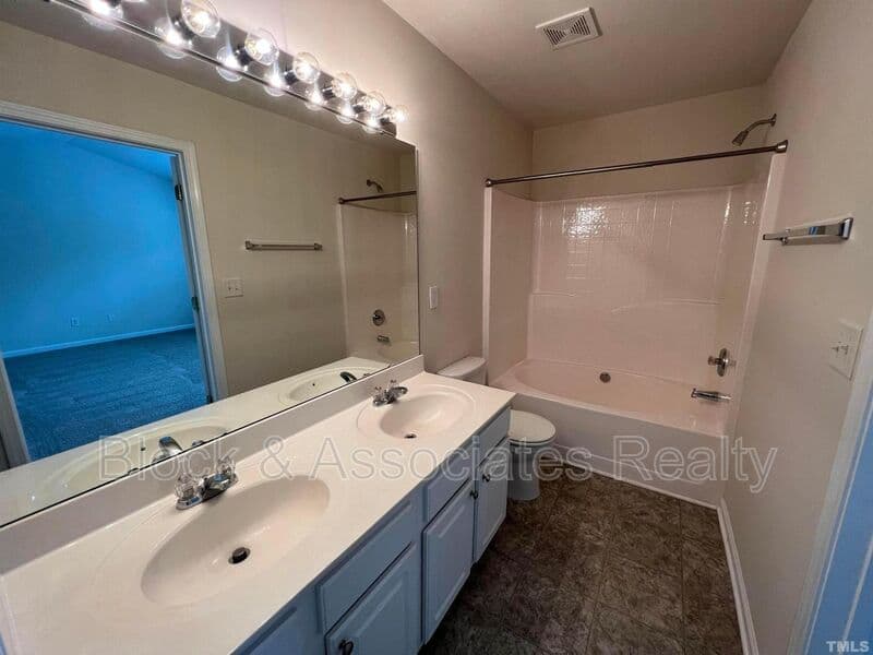 Morrisville House: 206 Great Ridge Court