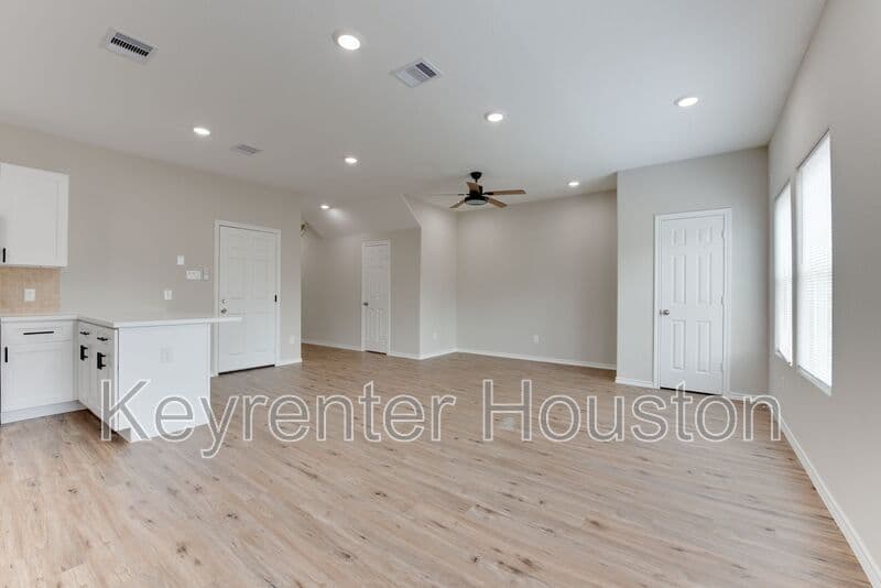 Houston House: 8203 Woodlyn Rd