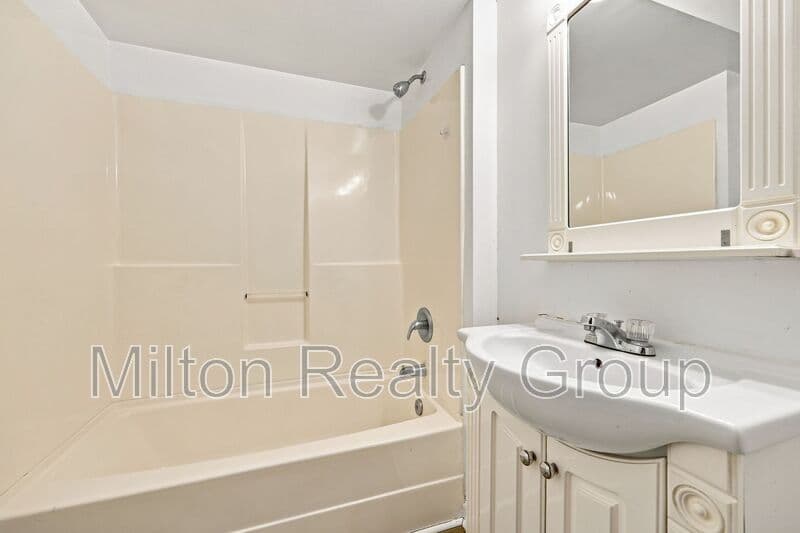 Four Oaks Condo: 101 E. Woodall St.