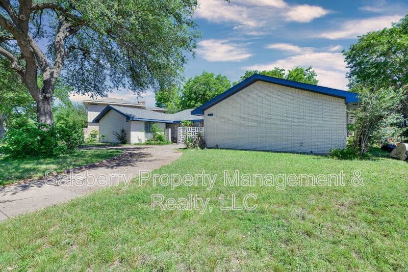 Fort Worth House: 4913 Westlake Drive