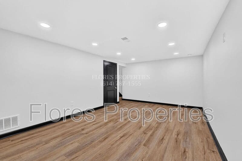 Columbus House: 6406 Faircrest Rd