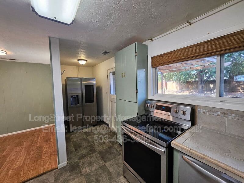 Portland House: 622 SE 137th Ave