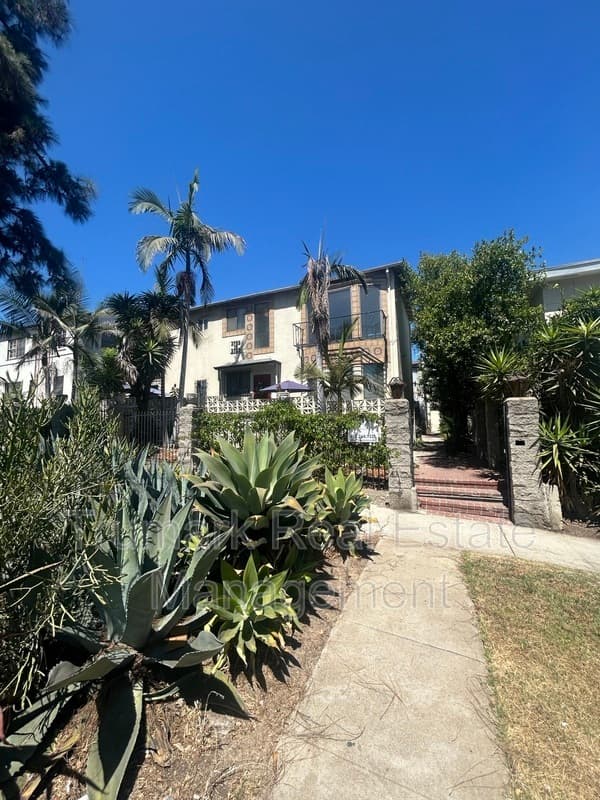 Los Feliz Condo: 3731 Los Feliz Blvd