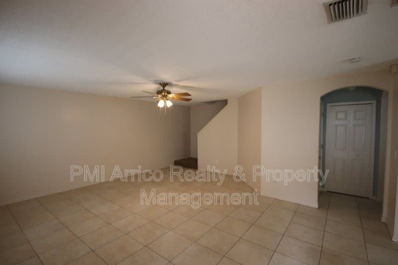 Tampa Townhome: 7430 E Bank Dr