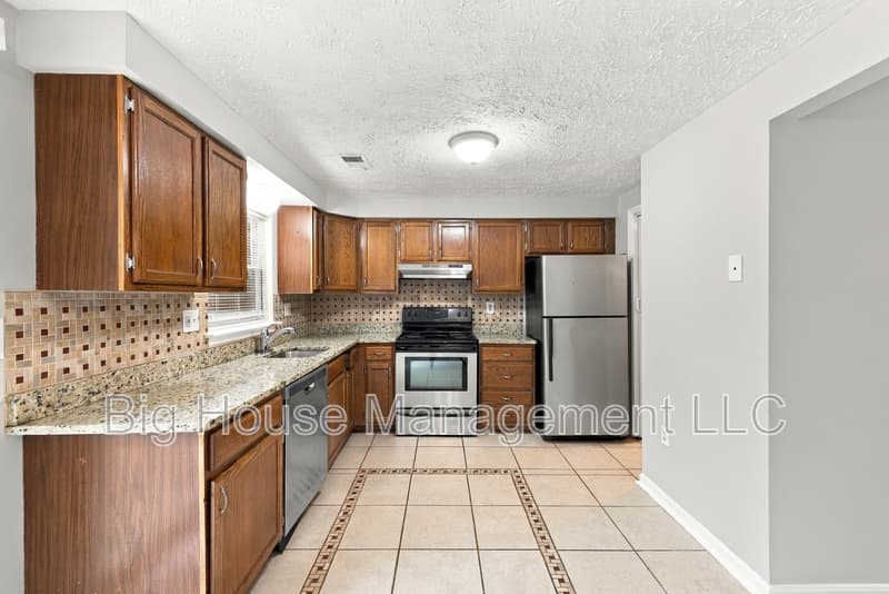 Waldorf Townhome: 1554 Pin Oak Dr
