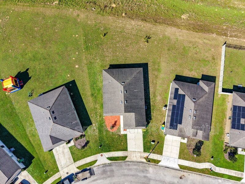 Dundee House: 1503 Swan Lake Cir
