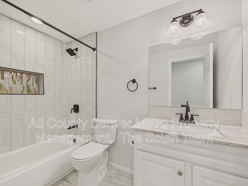 Aurora House: 14192 E Chenango Pl