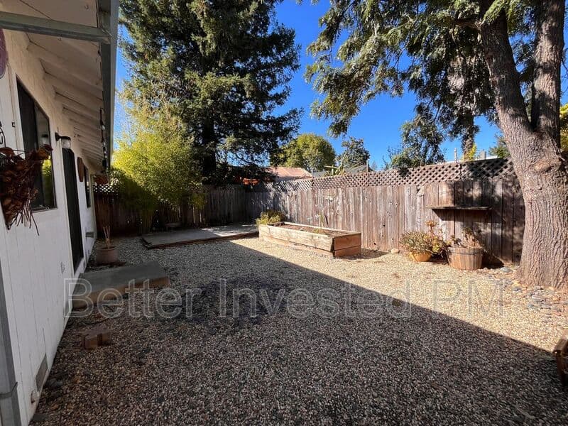 Healdsburg Condo: 427 North St