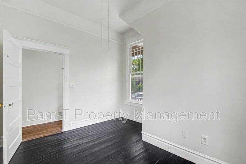Savannah House: 512 E Waldburg Lane