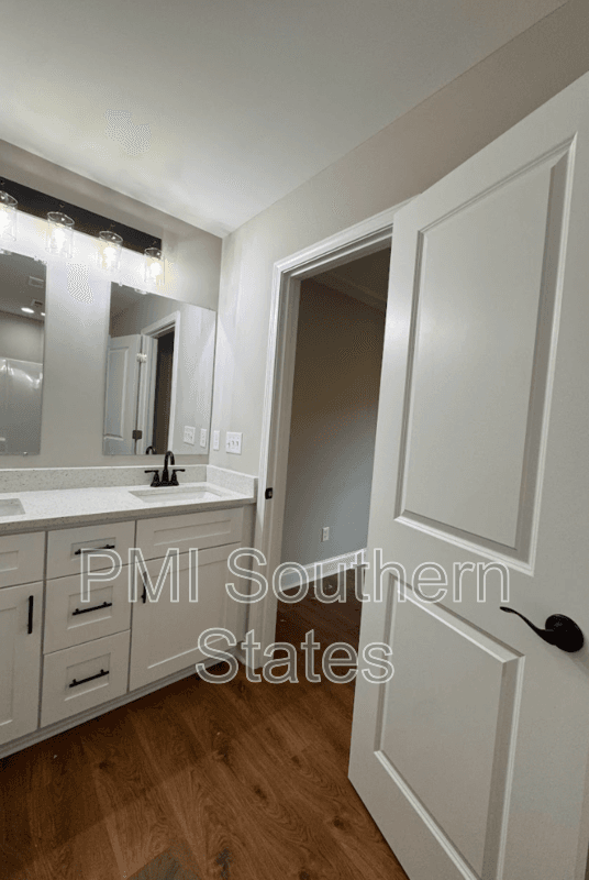 Greenville House: 711 Rockcliff St