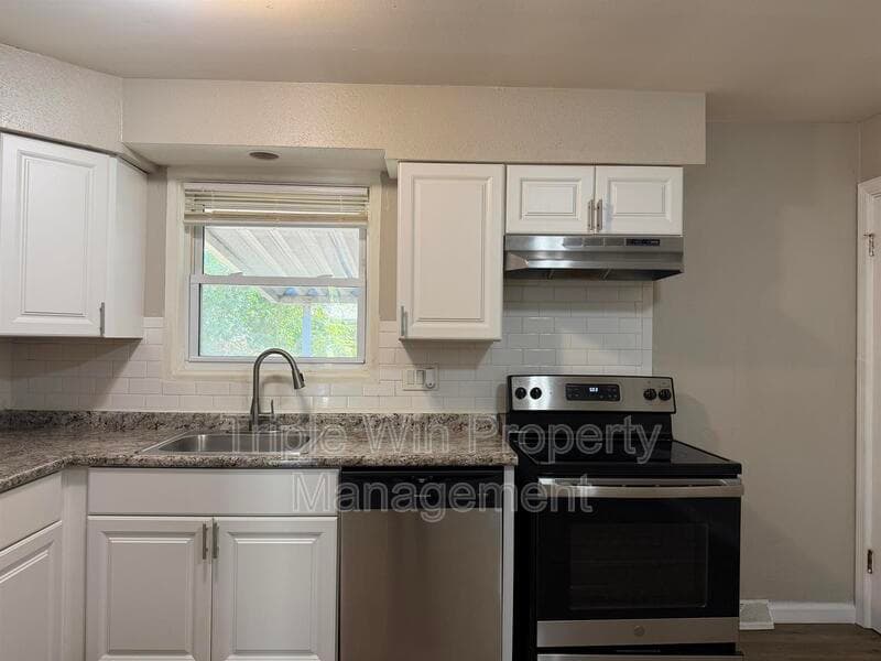 Saint Louis House: 1380 Cove Ln