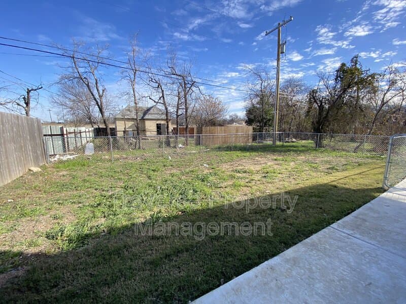 Fort Worth House: 1309 Arizona Ave