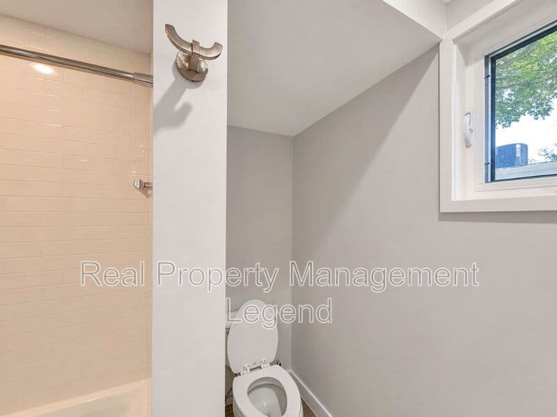 Dallas House: 4122 Travis St