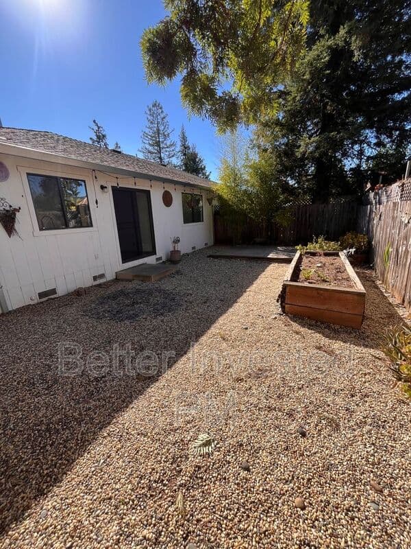 Healdsburg Condo: 427 North St