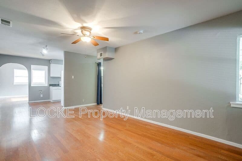 Fort Worth House: 3808 Bryce Ave