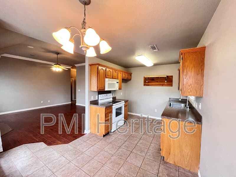 Springdale House: 683 Golden Meadow Ave