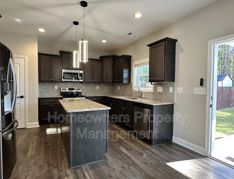Raeford House: 143 Cromwell Court