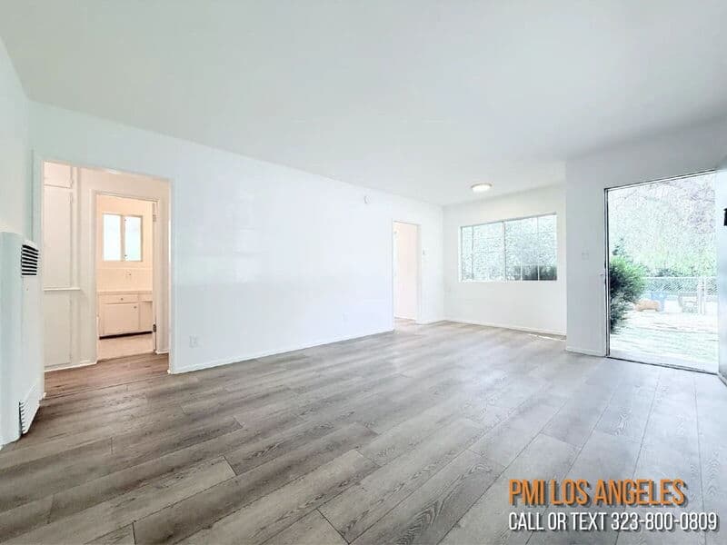 North Hollywood Condo: 10565 Camarillo St