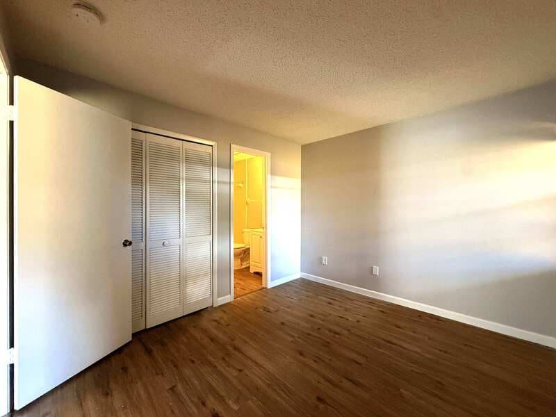 Brandon Condo: 3202 Bloomingdale Villas Court -3202