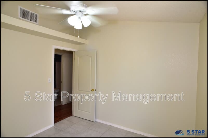 El Paso House: 14325 Island Point Drive