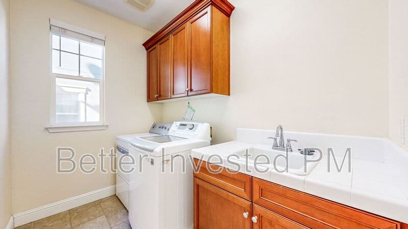 Santa Rosa House: 1363 Gordon Ln