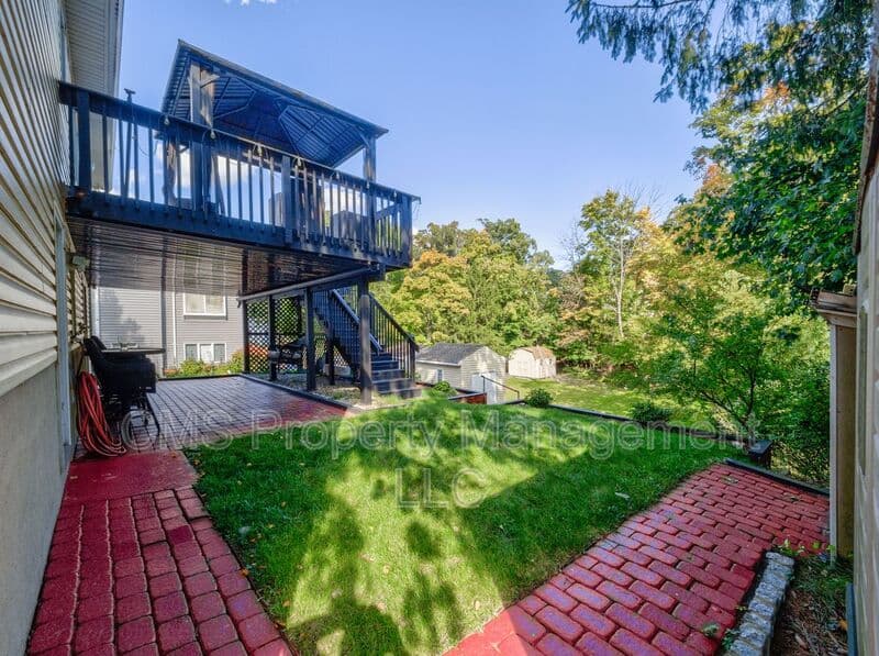 Bloomingdale House: 128 Reeve Ave