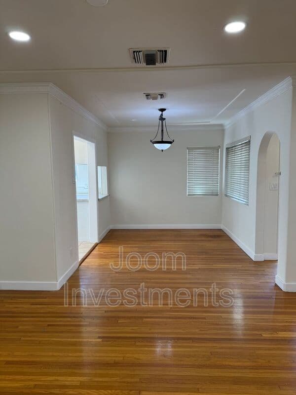 Los Angeles House: 2523 S Bentley Ave