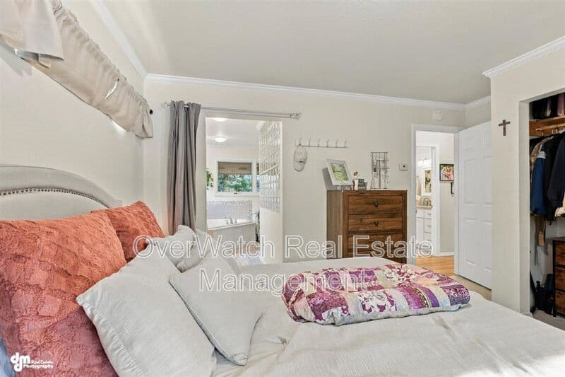 Eagle River House: 10610 High Bluff Dr