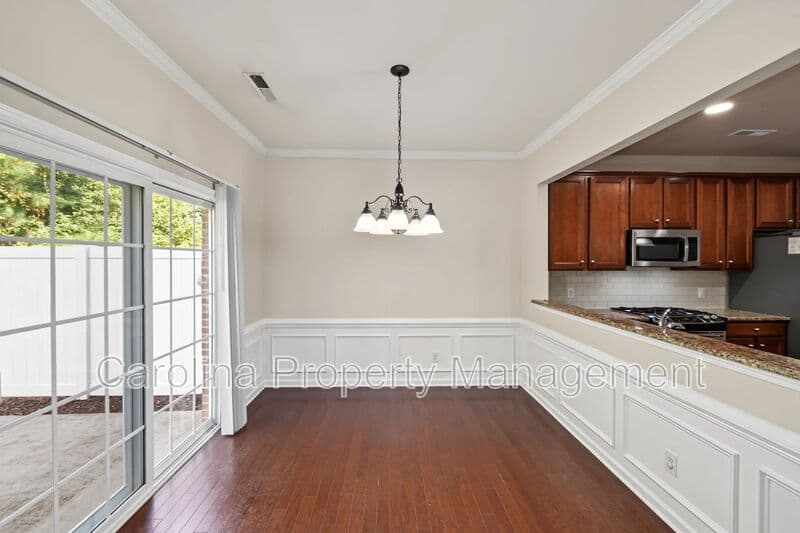 Charlotte House: 15422 Canmore St