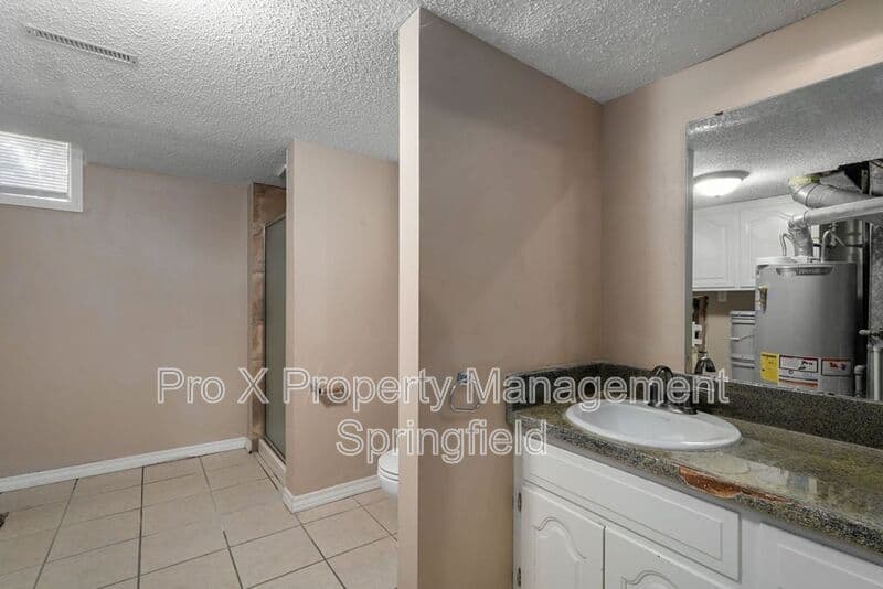 Springfield House: 2053 S Hillcrest Ave