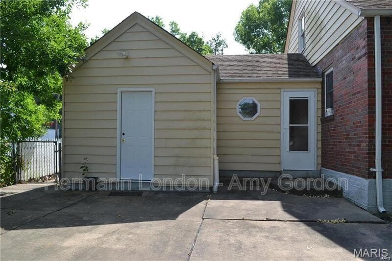 St Louis House: 431 N Geyer