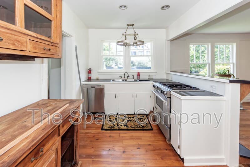 Charleston House: 25 8th Avenue